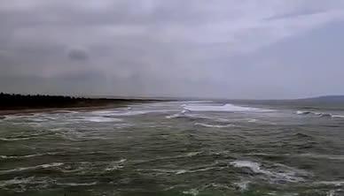 晴天和多云的沙滩海岸视频的预览图